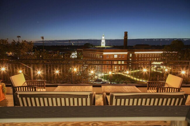 Building Photo - Sunny 1 bed + den 870 sq ft in heart of Petworth!