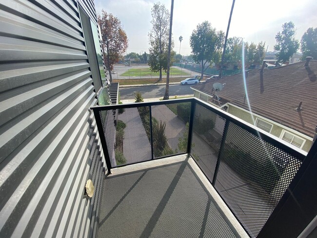 Building Photo - NEWER  SMART HOUSE 4BD*4BA*TOWNHOME*HWFLS*...