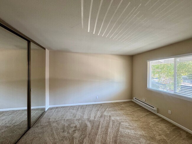Building Photo - Nice Upper End Unit with Inside Laundry!  ...