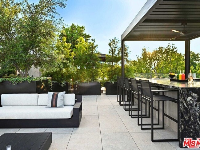 Building Photo - 350 N Palm Dr