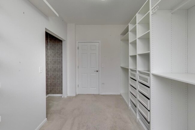 Building Photo - 3238 N Kilbourn Ave