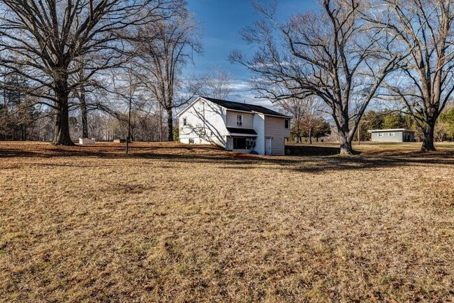 Building Photo - Colfax - Charming house with new flooring,...