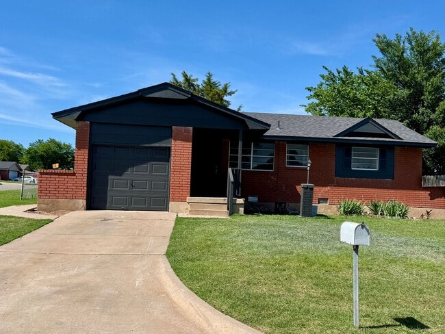 Primary Photo - 5507 NW Briarwood- AVAILABLE NOW!