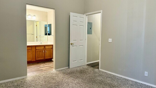 Building Photo - Upper-level condo $400 OFF FIRST MONTH!