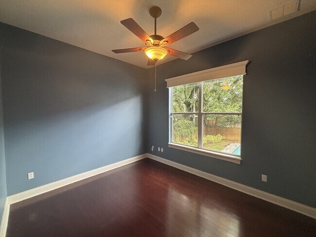 Building Photo - 827 Meridale Ave