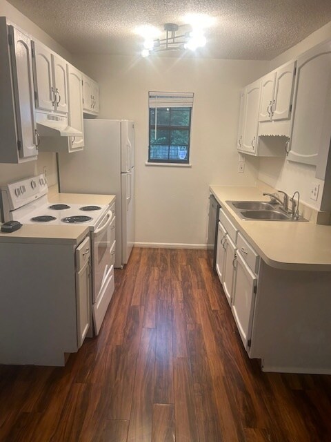 Building Photo - 2000 Countryhill Ln