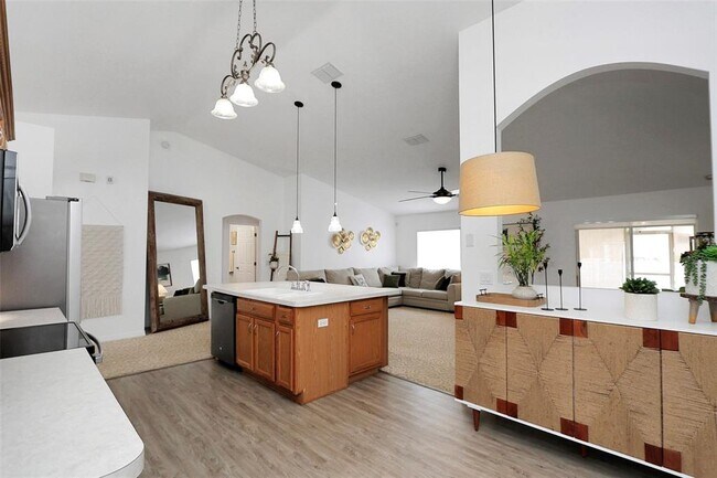 Building Photo - 10648 SW 38th Ave