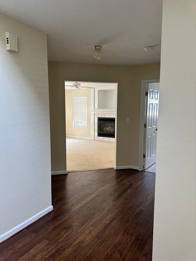 Building Photo - Single family home in Springhill! Availabl...