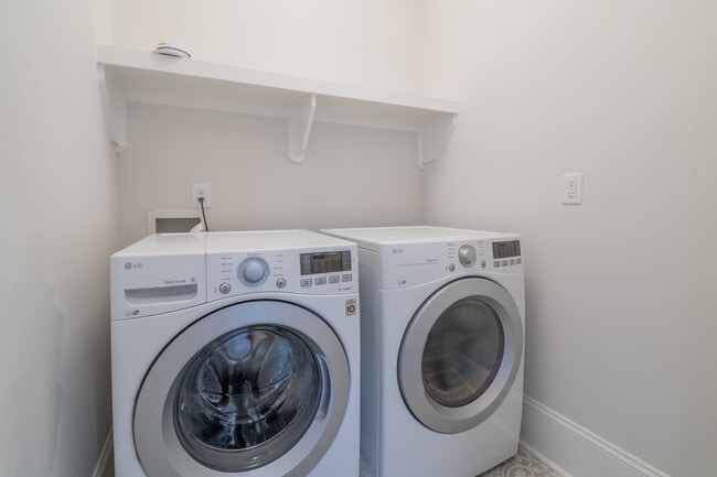 Building Photo - 1005 State St