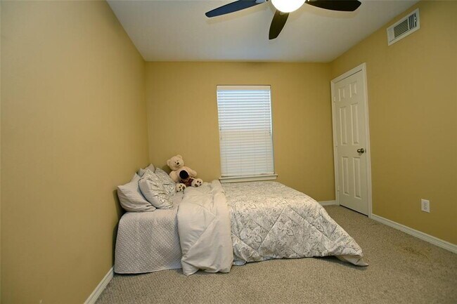 Building Photo - 3 Bed Single-Family Home in Timbergrove Terrace 77008 in Gated Community