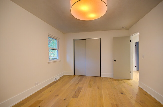 Building Photo - 209 W Gartner Rd