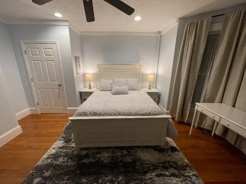 Building Photo - 2 Hough St