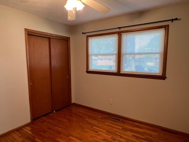 Building Photo - Well-Maintained 3 Bed / 2 Bath near Mercy Hospital