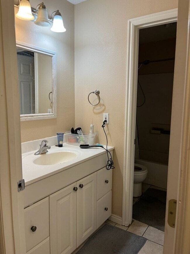 Building Photo - Charming home