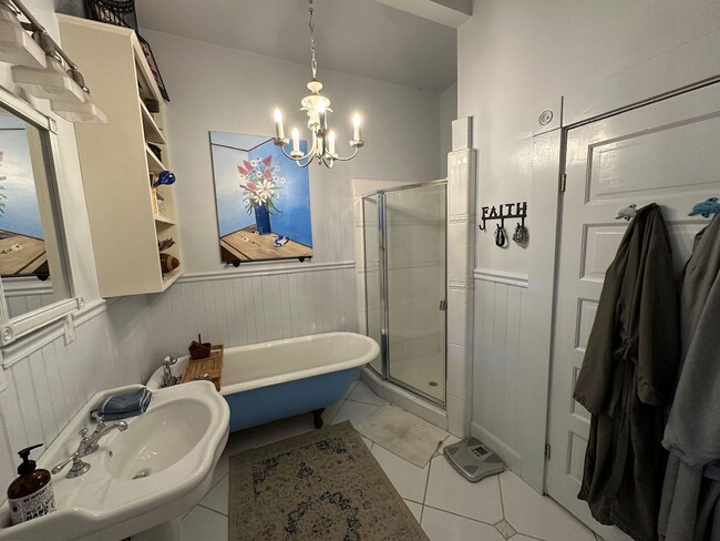 Building Photo - Vintage Home, furnished and upgraded: Occi...