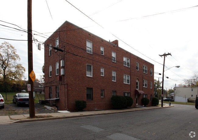 Building Photo - 1005 45th St NE