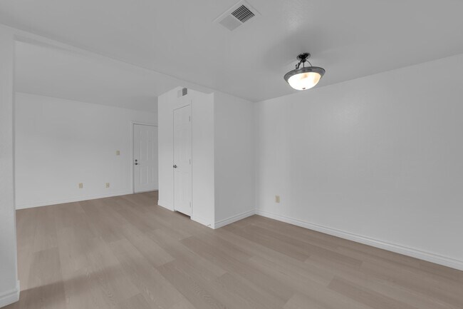 Building Photo - 5295 Indian River Dr