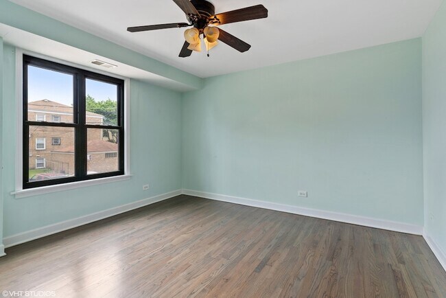 Building Photo - 2545 W Catalpa Ave