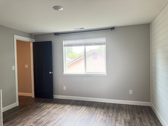 Building Photo - Beautifully Upgraded 3-Bedroom Home on a S...
