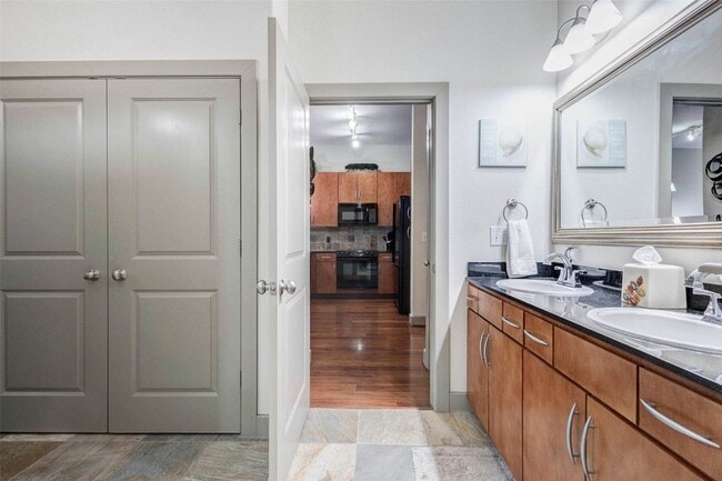 Building Photo - 1901 Post Oak Blvd