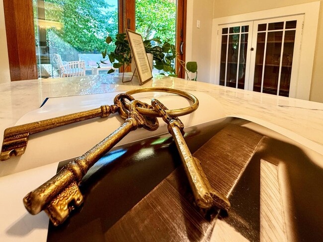 Building Photo - 2104 Carmelita Ave