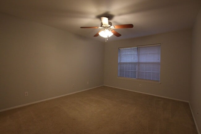 Building Photo - 408 Redbud Cir