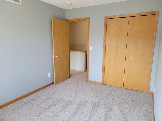 Building Photo - Spacious End Unit Townhouse