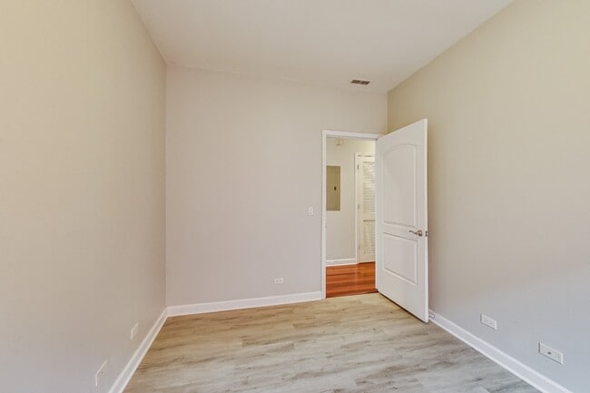 Building Photo - Available July 1st - 3 Bedroom in Wicker Park