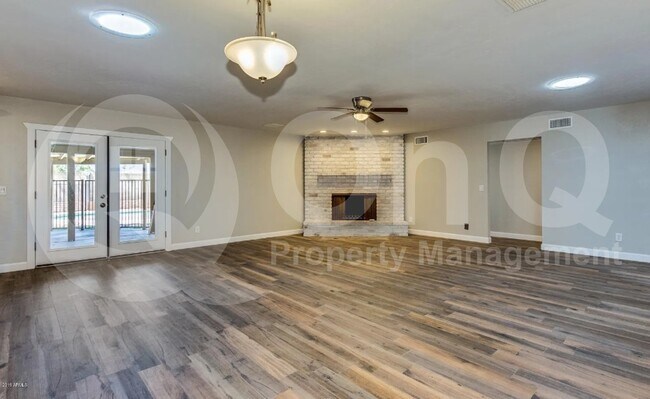 Building Photo - 2502 E Sahuaro Dr