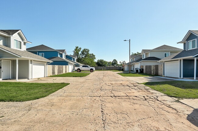 Building Photo - 727 Vicksburg Ave