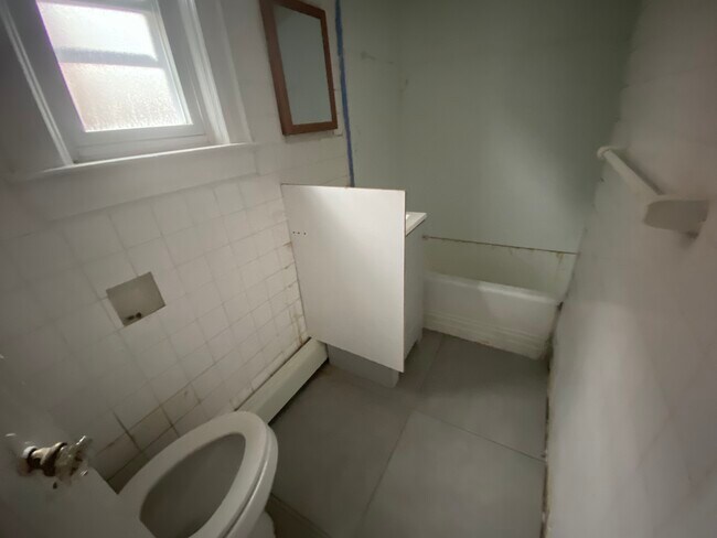 Building Photo - 70 Forest Row