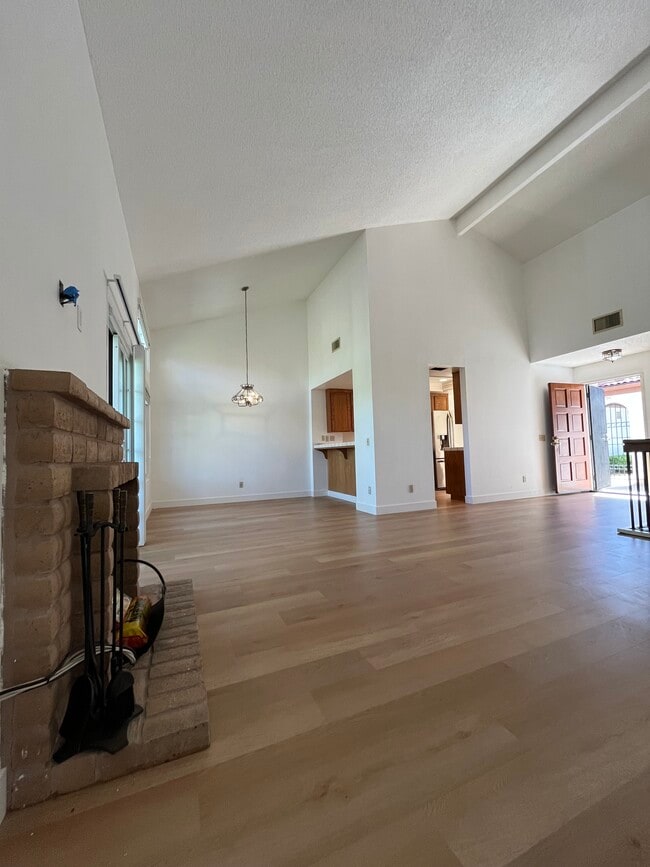 Building Photo - 1550 Apache Dr