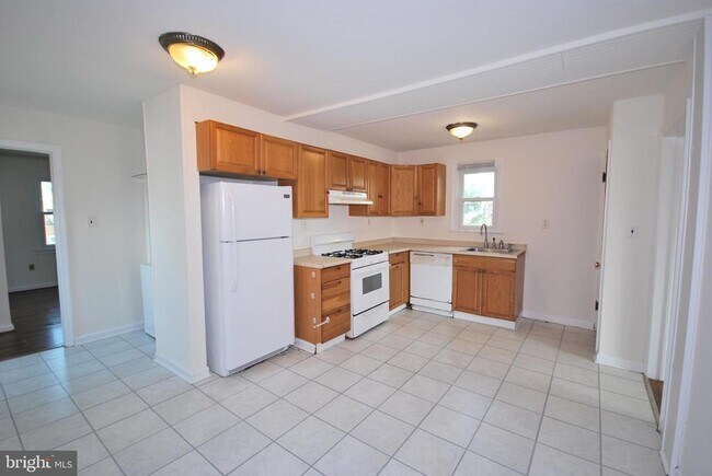 Building Photo - 5028 Nantucket Rd