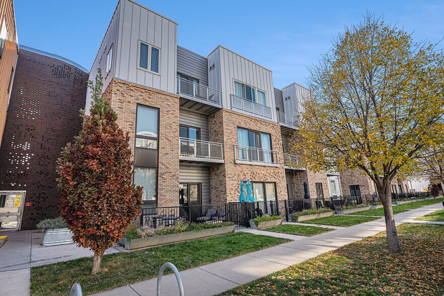 Building Photo - 2550 Lawrence St