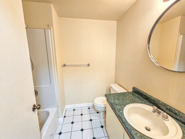 Building Photo - Coming Soon. Floor Level 2bed/2bath condo....