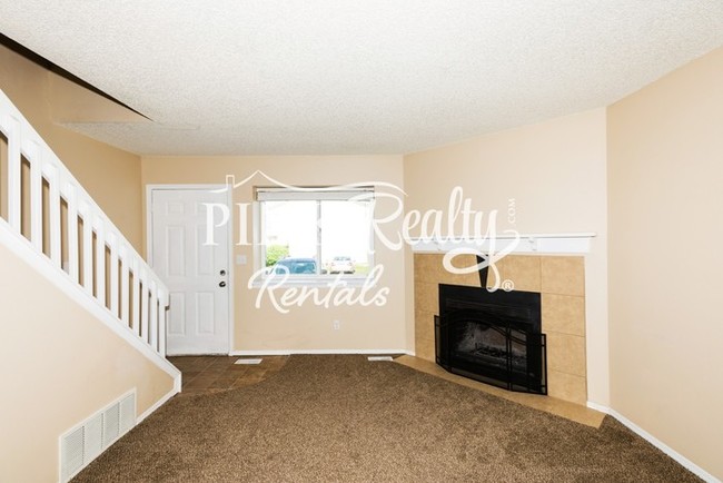 Building Photo - Great 2-Story Townhome in Soaring Eagle
