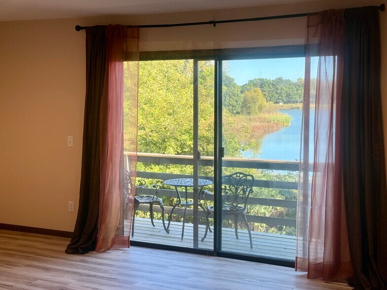 LR - 7217 Park Shores Ct