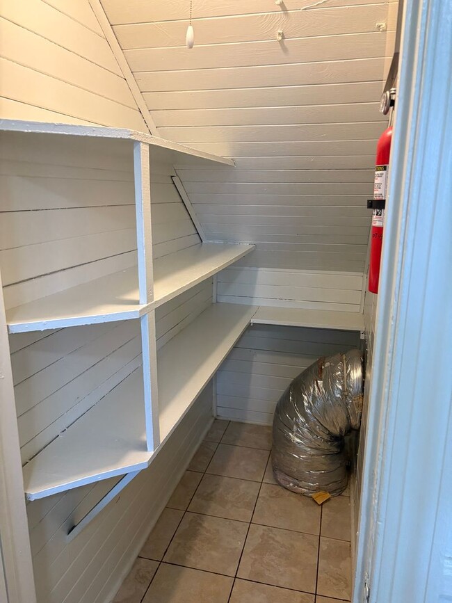 Building Photo - Spacious Townhouse Near Duke and Broad St / Fenced Yd