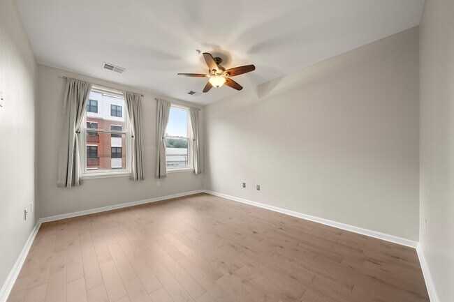 Building Photo - 1100 Adams St