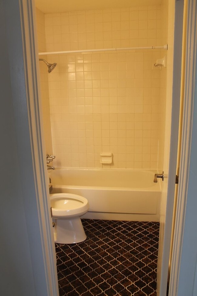 Building Photo - 2 Bedroom 1 Bath Apartment in Shandon (Dup...