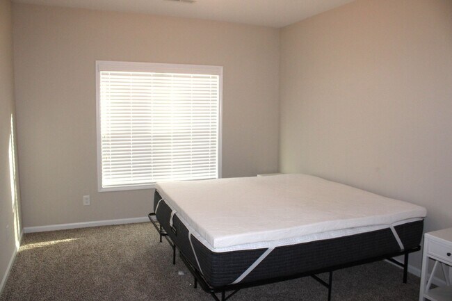 Building Photo - Flexible leasing Terms