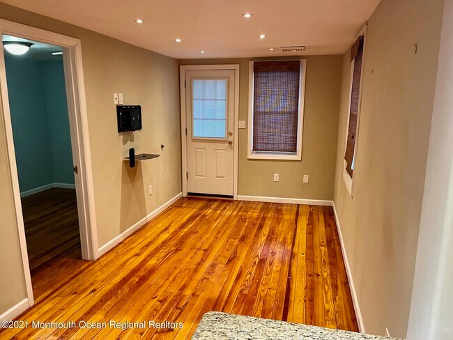 Building Photo - 425 Sylvania Ave