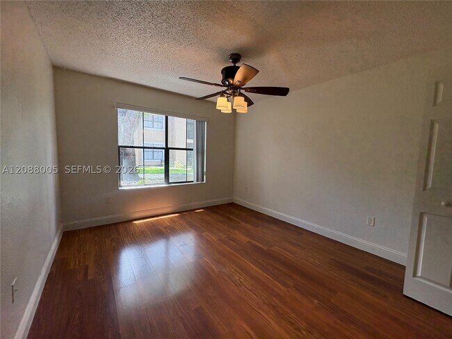 Building Photo - 15570 SW 105th Ln