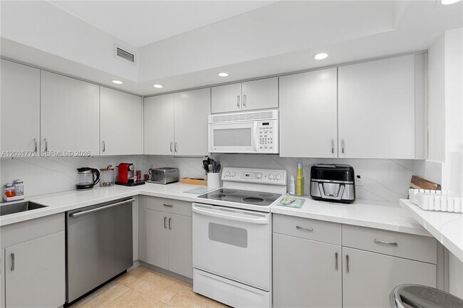 Building Photo - 5600 Collins Ave