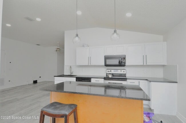 Building Photo - 911 Eldron Blvd SE