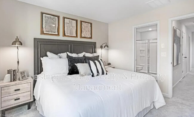 Building Photo - 3134 Fall Hls Dr