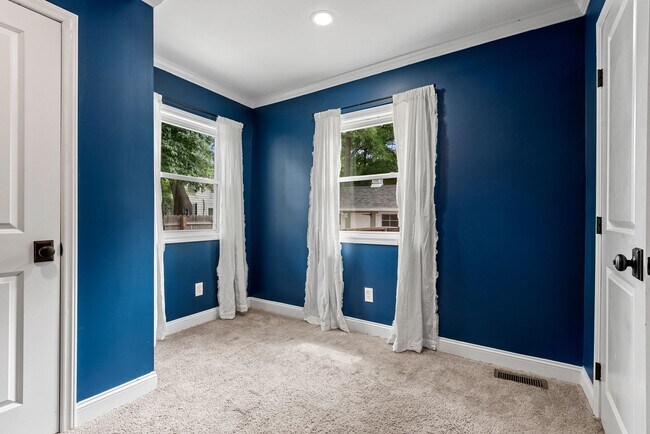 Building Photo - Cute 3 BR Bungalow with Backyard Oasis!