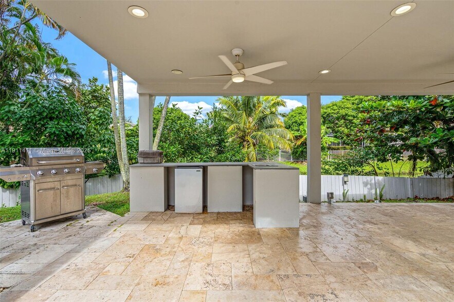 Building Photo - 8351 SW 39th Ct