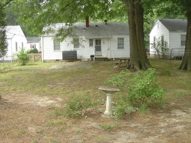 Building Photo - -- 3 BR/ 1 BA Three Bedroom Ranch House