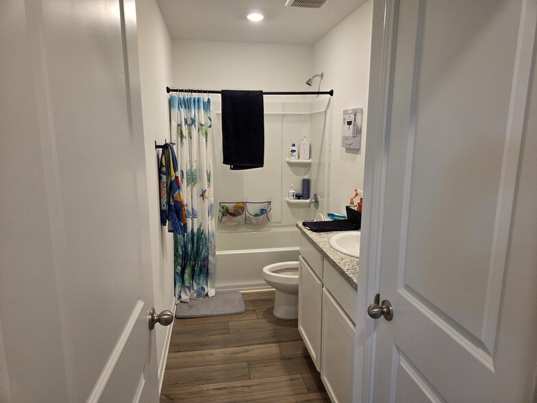 2nd Bathroom - 12120 Parish Dr